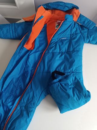 Mono de esquí o nieve azul