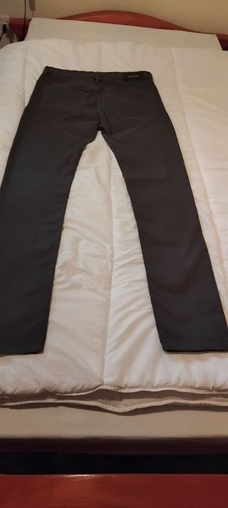 Pantalón vaquero diesel gris