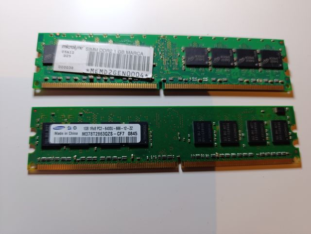 2 Memorias RAM - 1GB DDR2 800Mhz c/u (2Gb total)