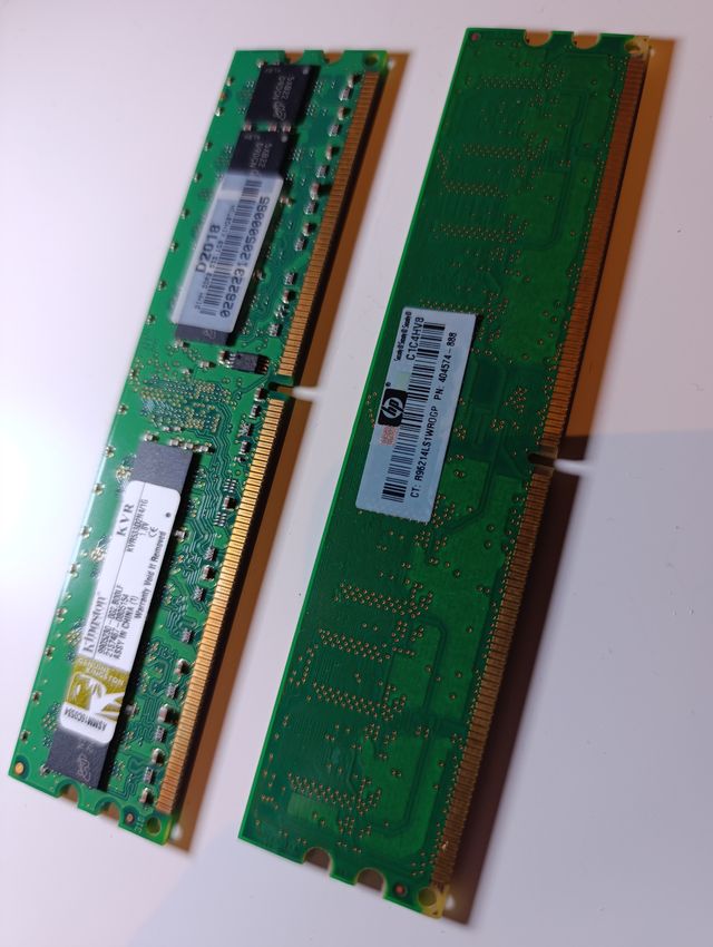 2 Memorias RAM - 1GB DDR2 800Mhz c/u (2Gb total)
