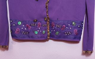 Chaqueta de vestir morada con pedrería