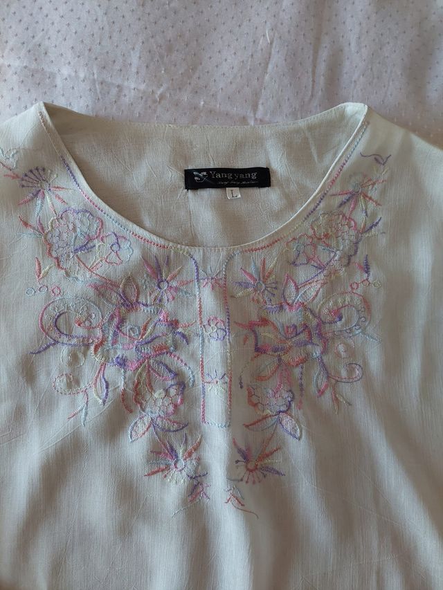 Blusa color crema con ricami e manica a kimono, L