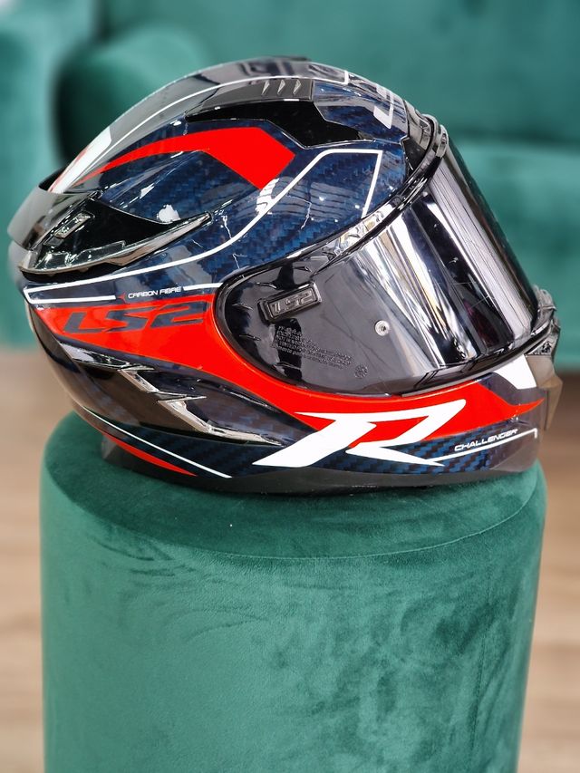 Casco de carbono con intercomunicador