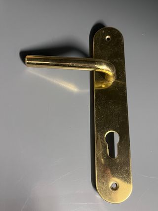 Bisagras y manivela puerta