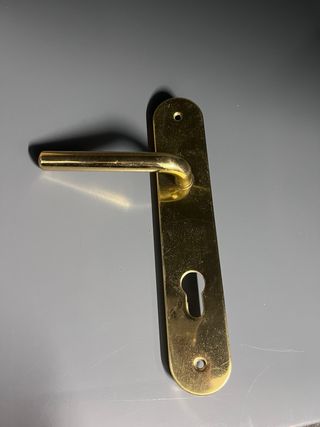 Bisagras y manivela puerta