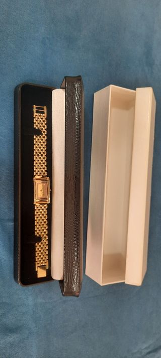 Reloj dorado con plaquita de oro