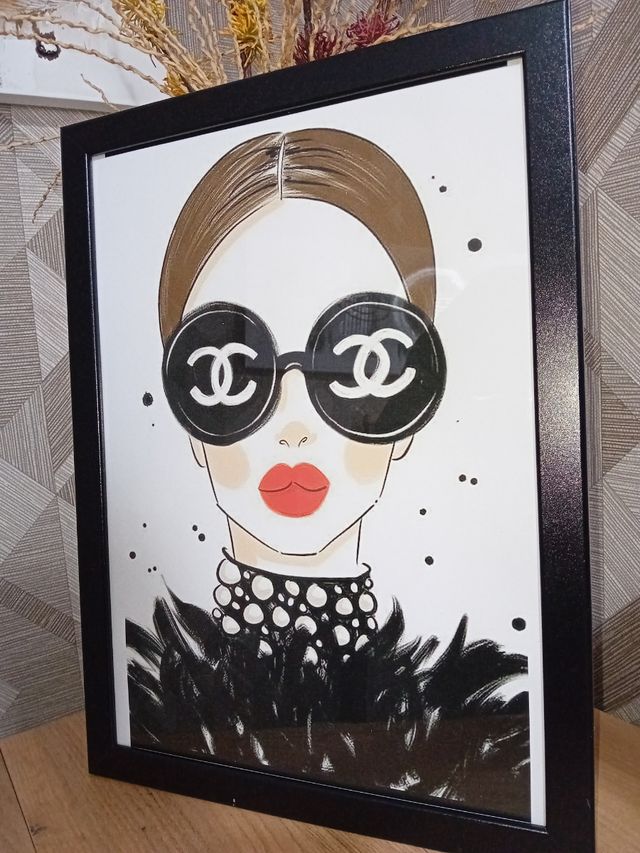 Quadro da bambina Chanel con piume e occhiali