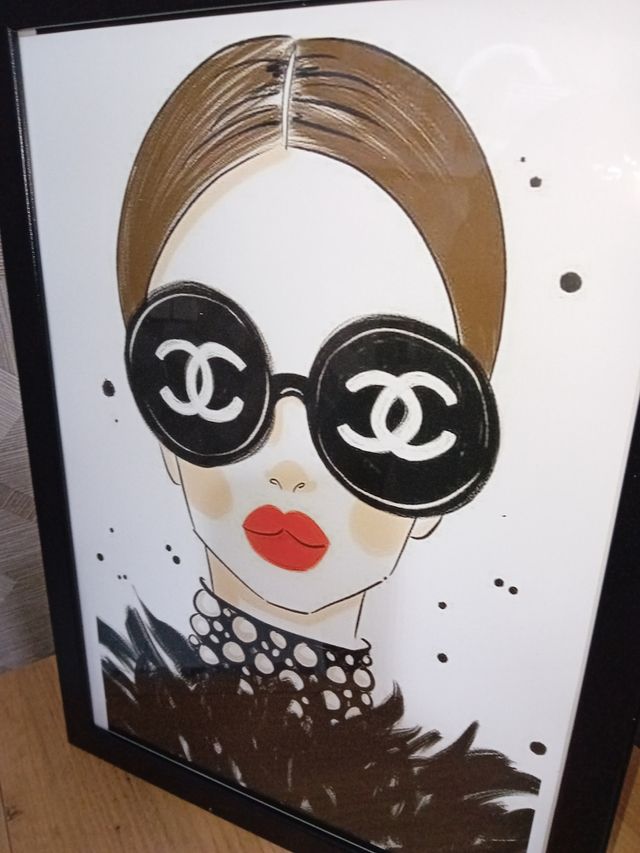 Quadro da bambina Chanel con piume e occhiali