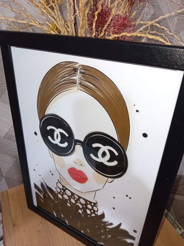 Quadro da bambina Chanel con piume e occhiali