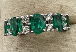Anillo de oro de 18 kt con esmeraldas y diamantes