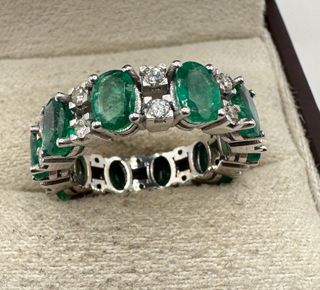 Anillo de oro de 18 kt con esmeraldas y diamantes