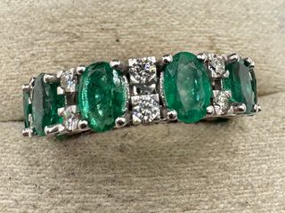 Anillo de oro de 18 kt con esmeraldas y diamantes
