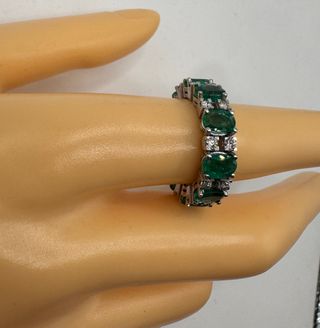 Anillo de oro de 18 kt con esmeraldas y diamantes