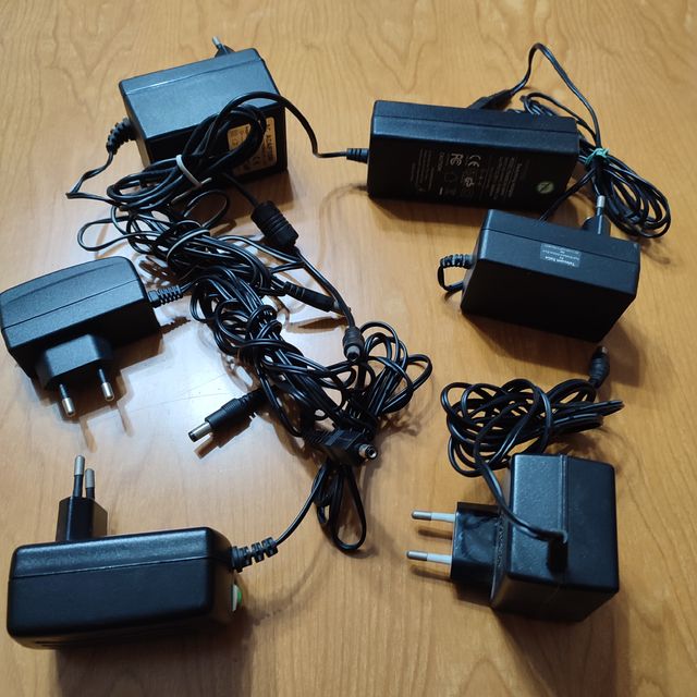 n.5 Alimentatore di rete 12 volt , 15 volt