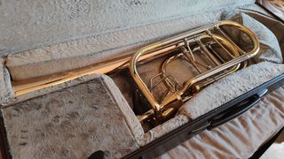 Trombón Bajo Shires estuche