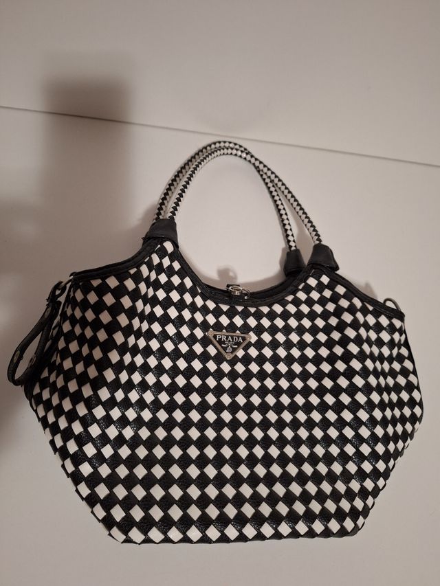 Bolso blanco y negro rombos