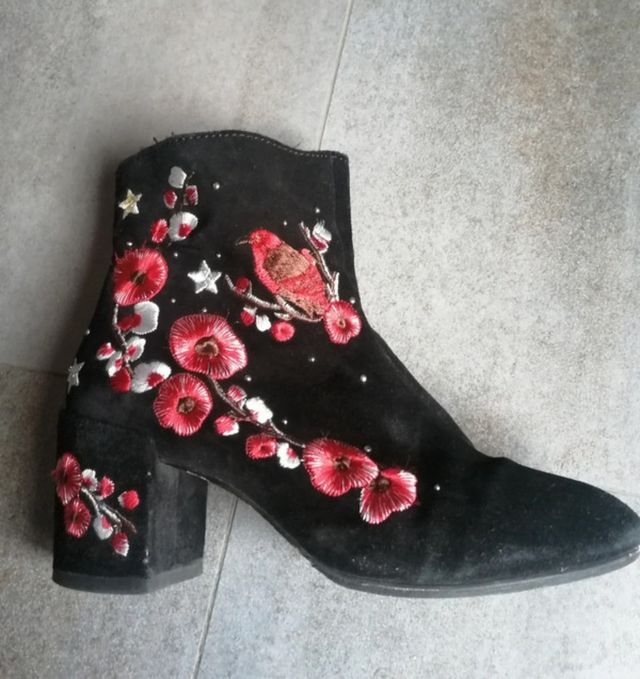 Preciosos botines ante negro con flores