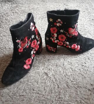 Preciosos botines ante negro con flores