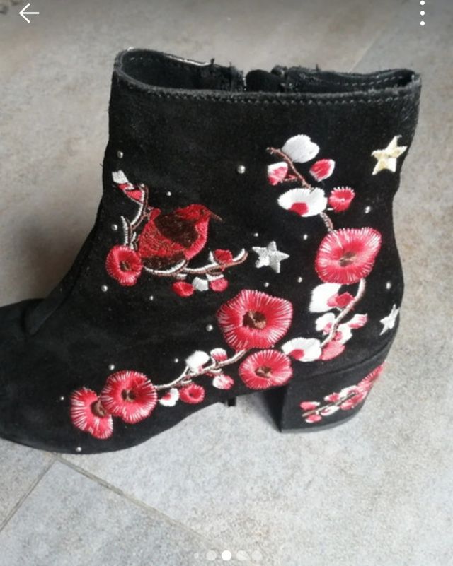 Preciosos botines ante negro con flores