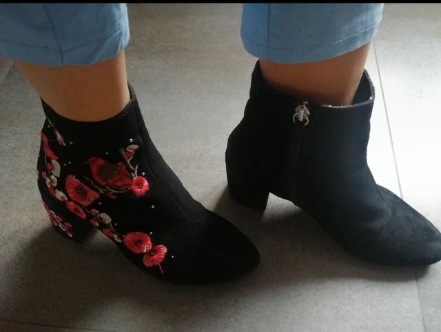 Preciosos botines ante negro con flores
