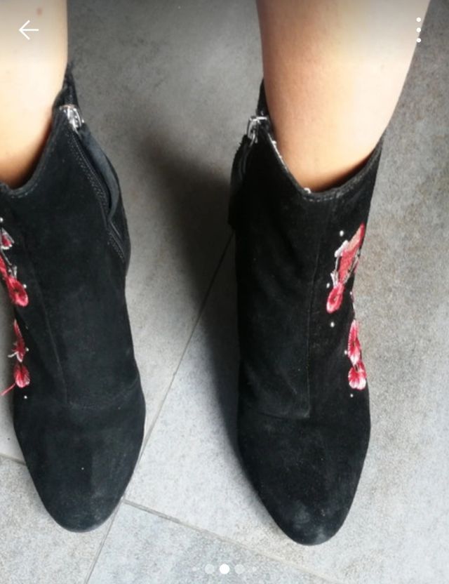 Preciosos botines ante negro con flores
