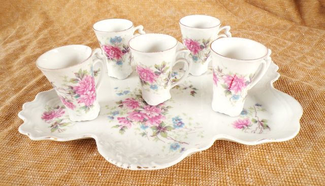 Bandeja de porcelana antigua con 5 tazas