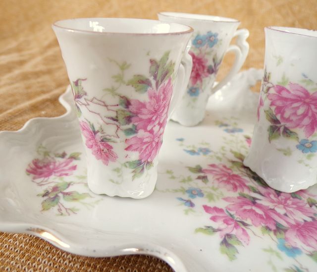 Bandeja de porcelana antigua con 5 tazas