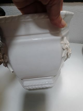 Antigua maceta de porcelana