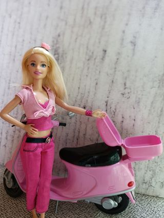 Barbie y moto
