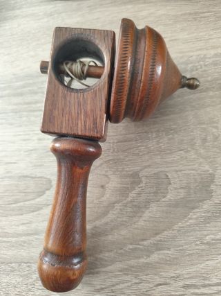 Tirador de peonzas antiguo