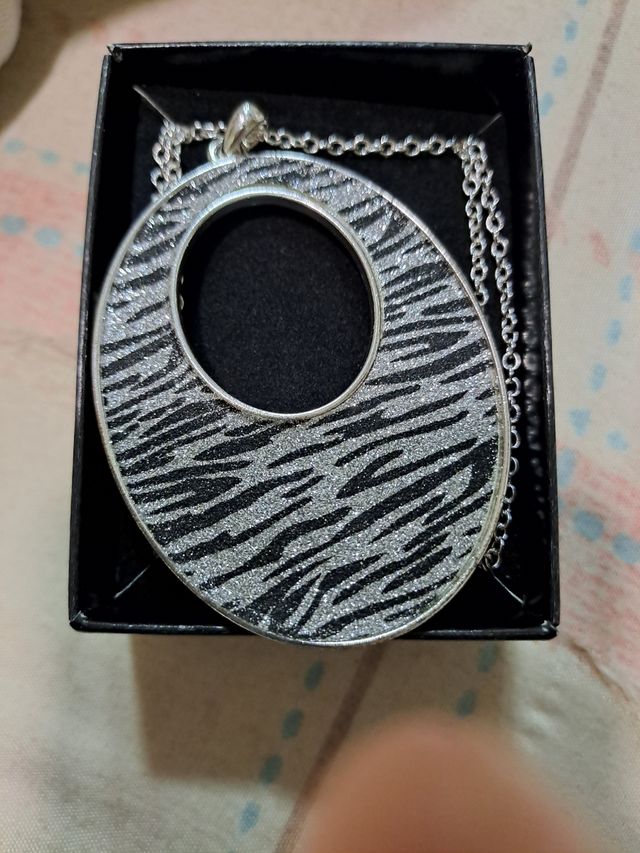 Colgante zebra print plateado