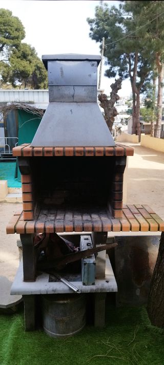 Canet de Mar. Barbacoa de obra en buen estado 