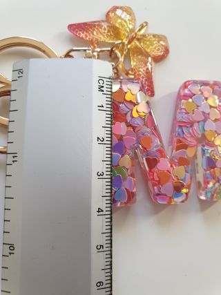 Llavero letra M rosa mariposa