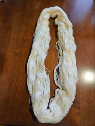 Hilo de crochet en madeja blanco y blanco roto