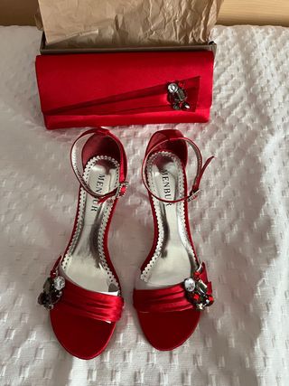 Sandalias y bolso rojos de fiesta. Menbur