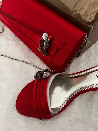 Sandalias y bolso rojos de fiesta. Menbur