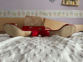 Sandalias y bolso rojos de fiesta. Menbur