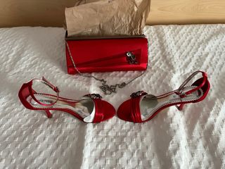 Sandalias y bolso rojos de fiesta. Menbur