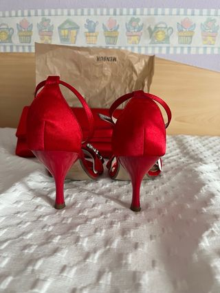 Sandalias y bolso rojos de fiesta. Menbur