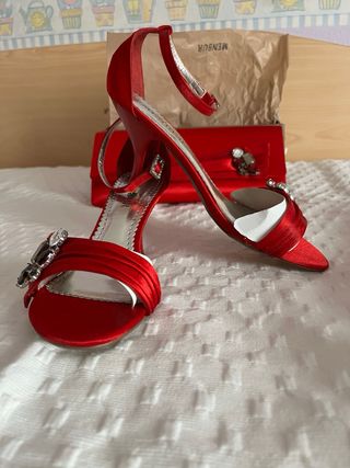 Sandalias y bolso rojos de fiesta. Menbur