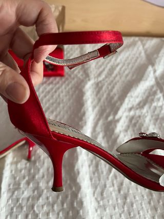 Sandalias y bolso rojos de fiesta. Menbur