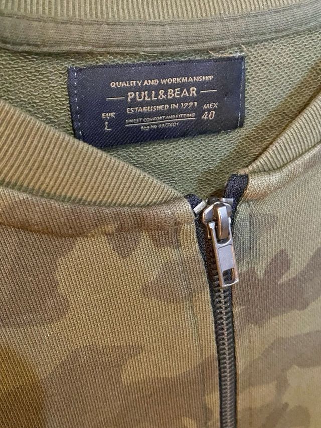 Felpa PullBear camouflage con zip
