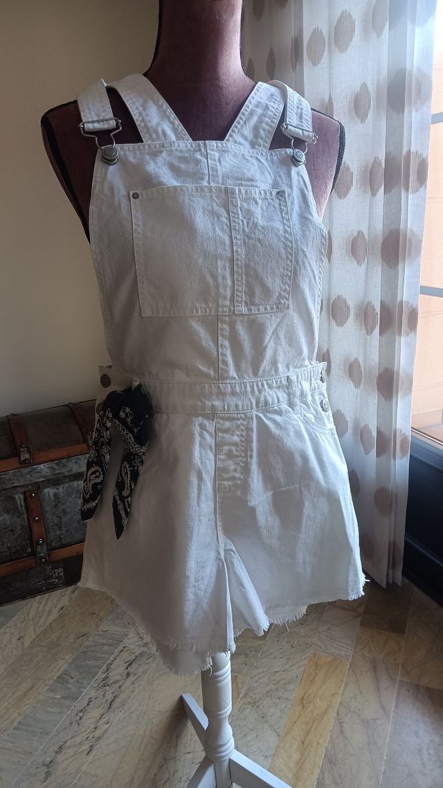 Pantalón corto con peto