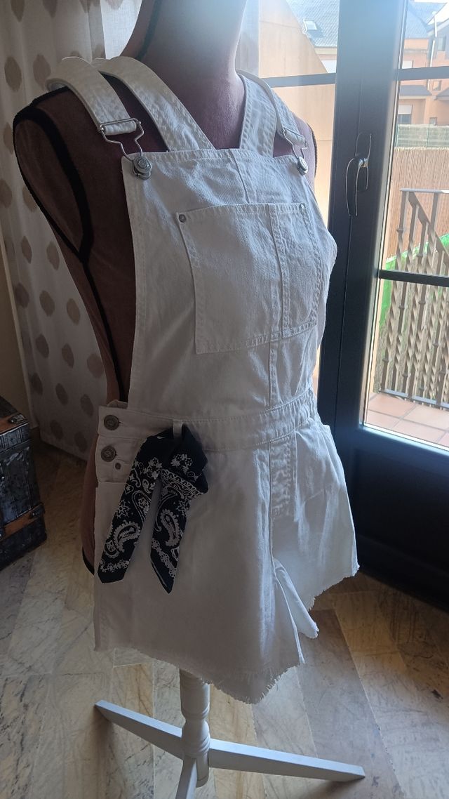 Pantalón corto con peto