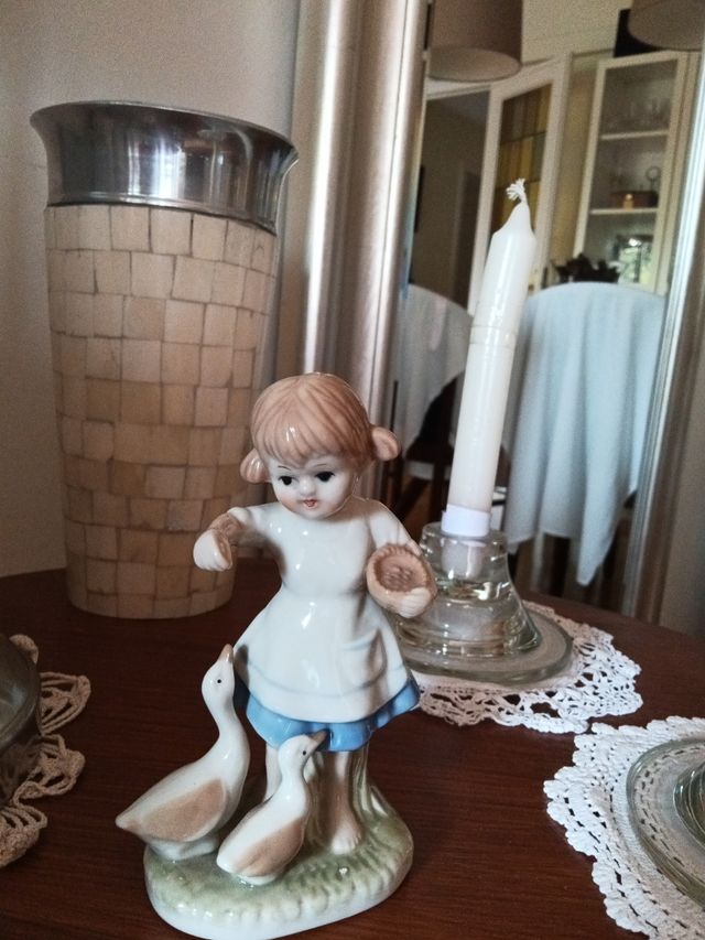 Preciosa figura antigua porcelana ñina y ocas