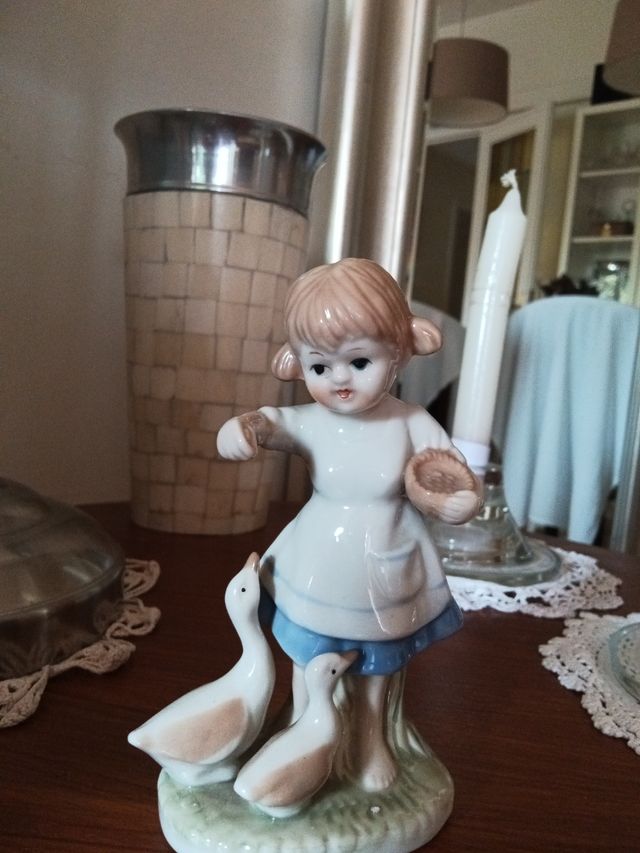 Preciosa figura antigua porcelana ñina y ocas