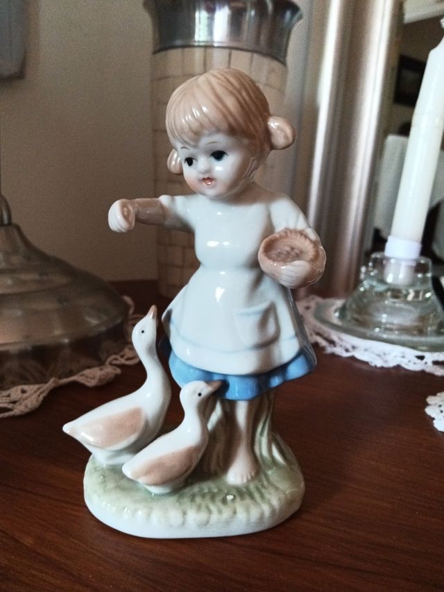 Preciosa figura antigua porcelana ñina y ocas