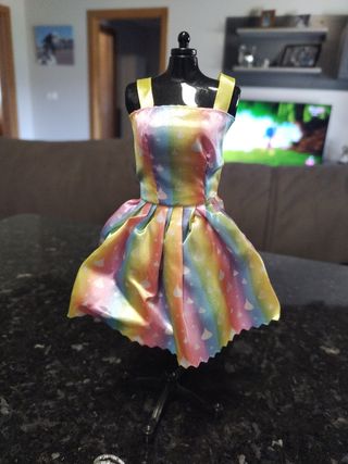Muñeca con ropa y accesorios