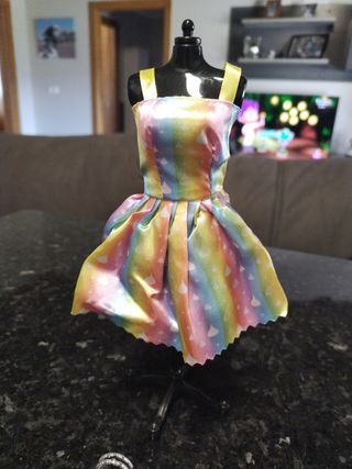 Muñeca con ropa y accesorios
