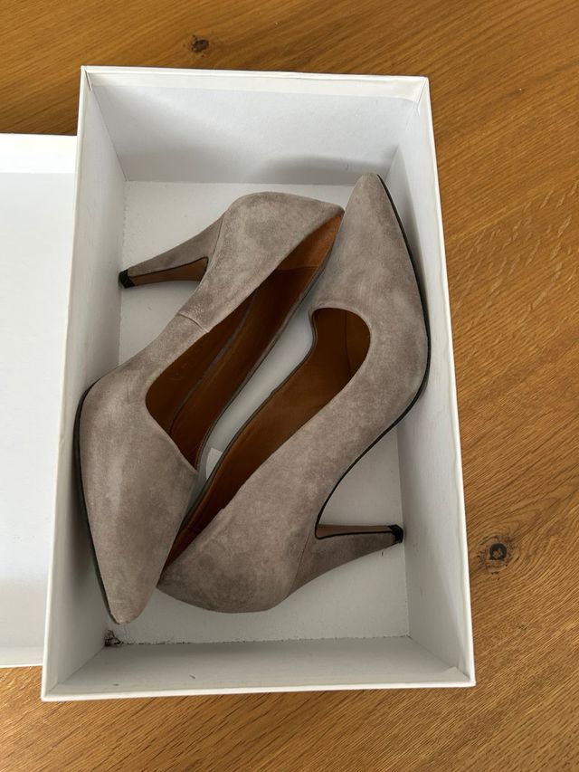 zapato salon color topo